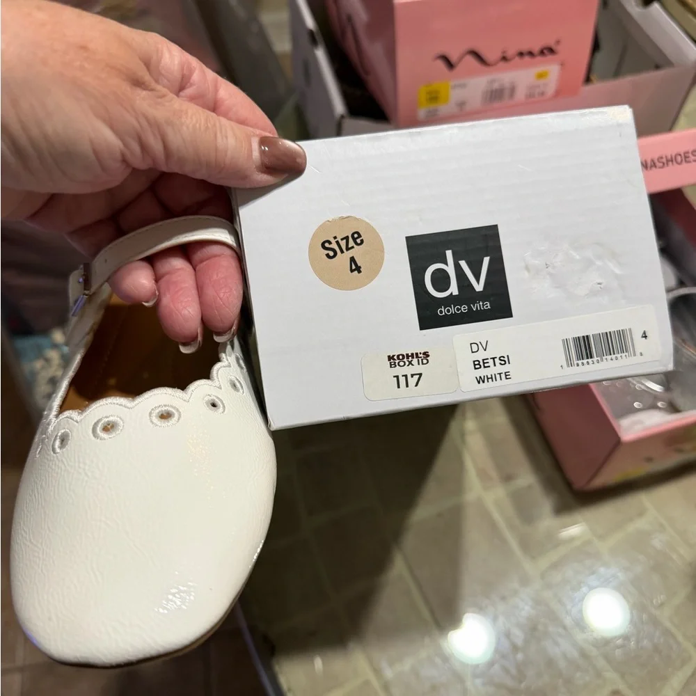 NIB- Big Girl DV (Betsi) White Scalloped Mary Jane Flats Size 4